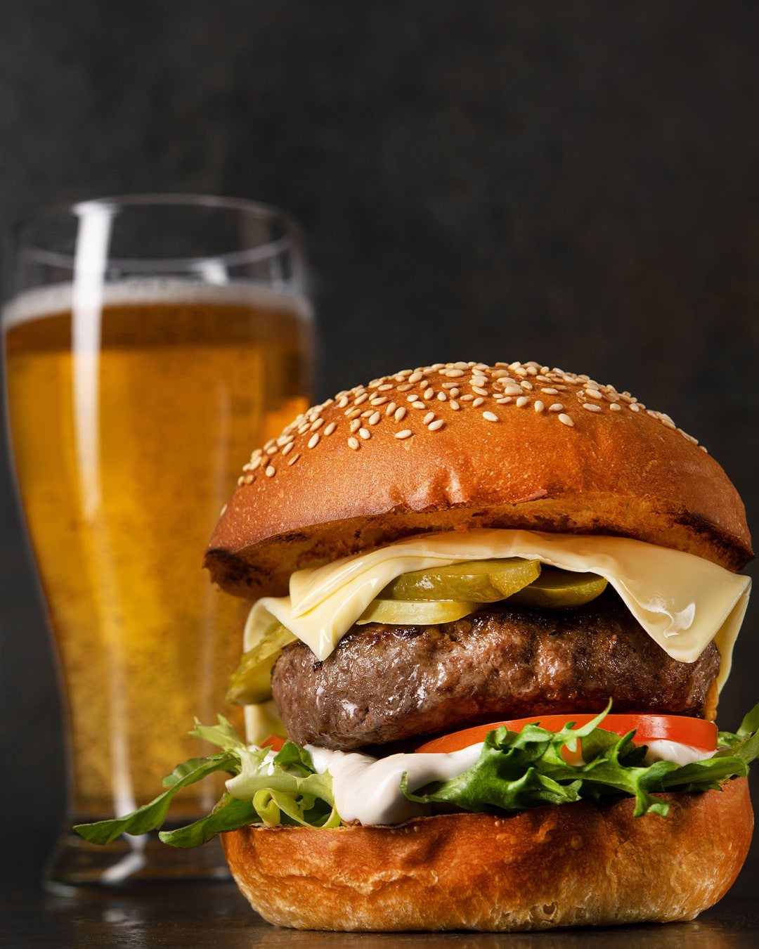 Bilde av en burger og øl