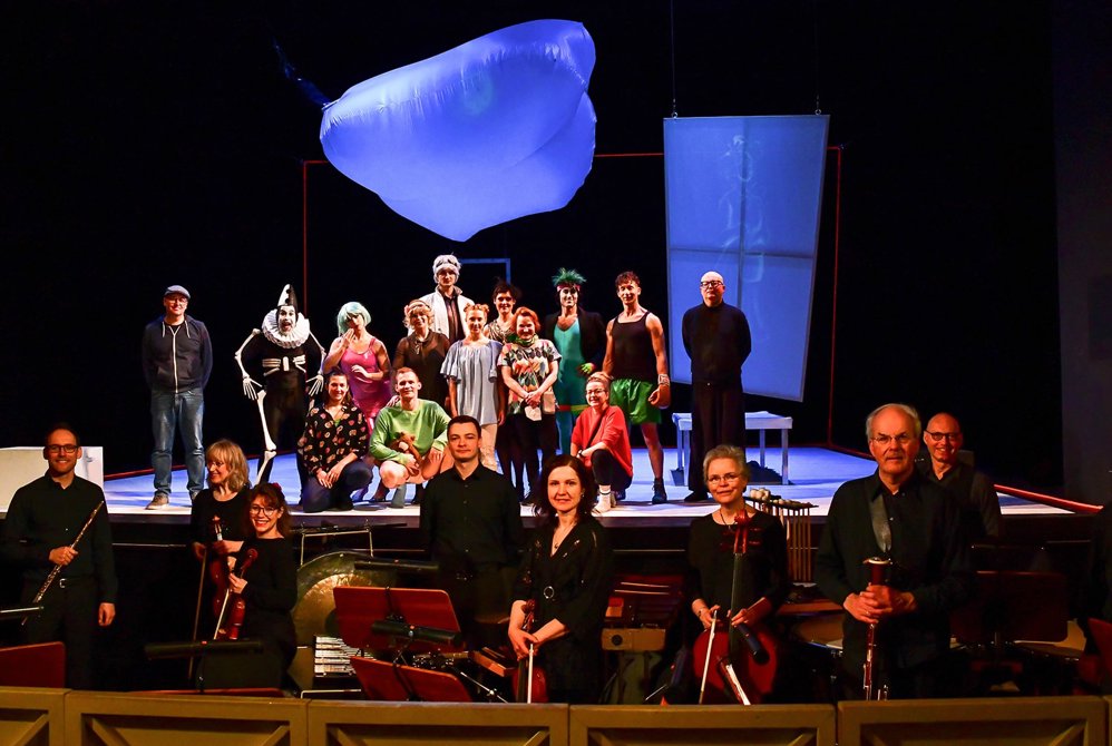 Alle utøverne, dansere og musikere, i forestillingen Zaubernacht av Kurt Weill