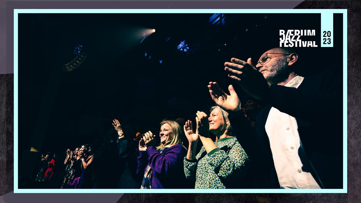 Bilde av klappende, begeistret publikum i Bærum Kulturhus