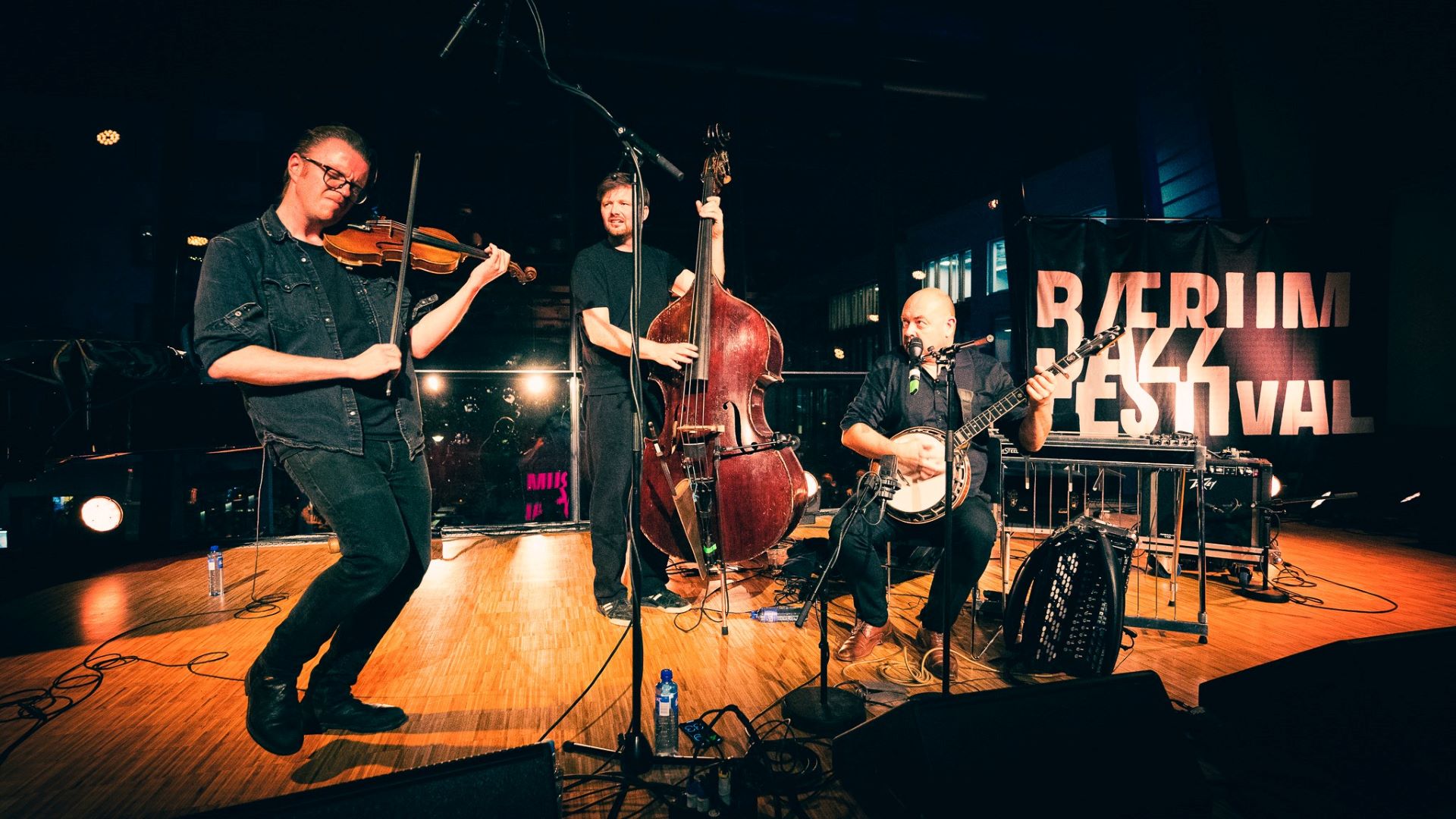 Bandet Gammalgrass med Ola Kvernberg, Stian Carstensen og Ole Morten Vågan under Bærum Jazzfestival 2022