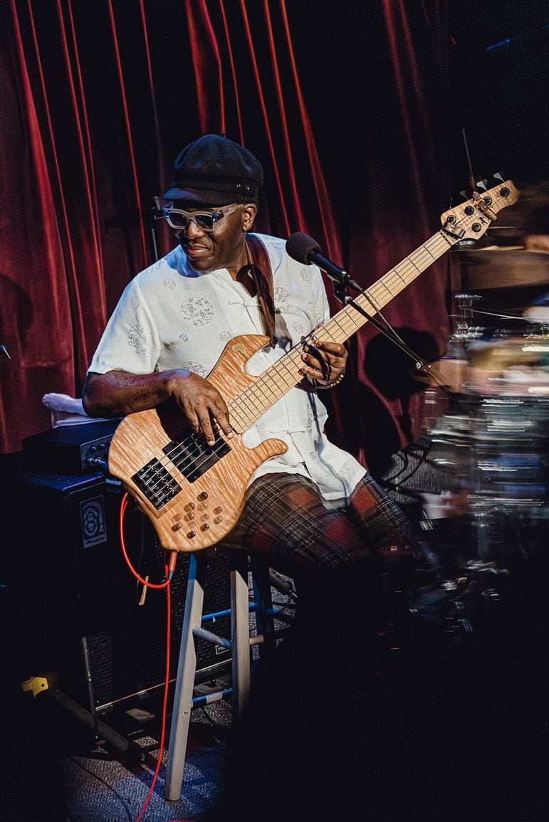 Richard Bona spiller bassgitar på scene