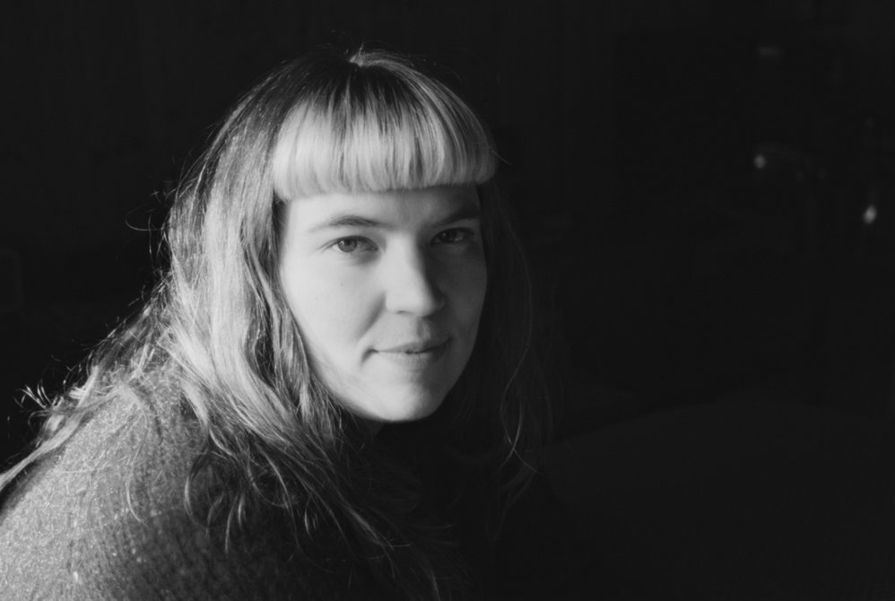 Svart-hvitt-portrett av Randi Oline
