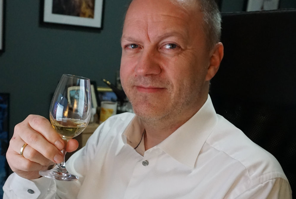 Thomas Øhrbom skåler med et glass whisky. 