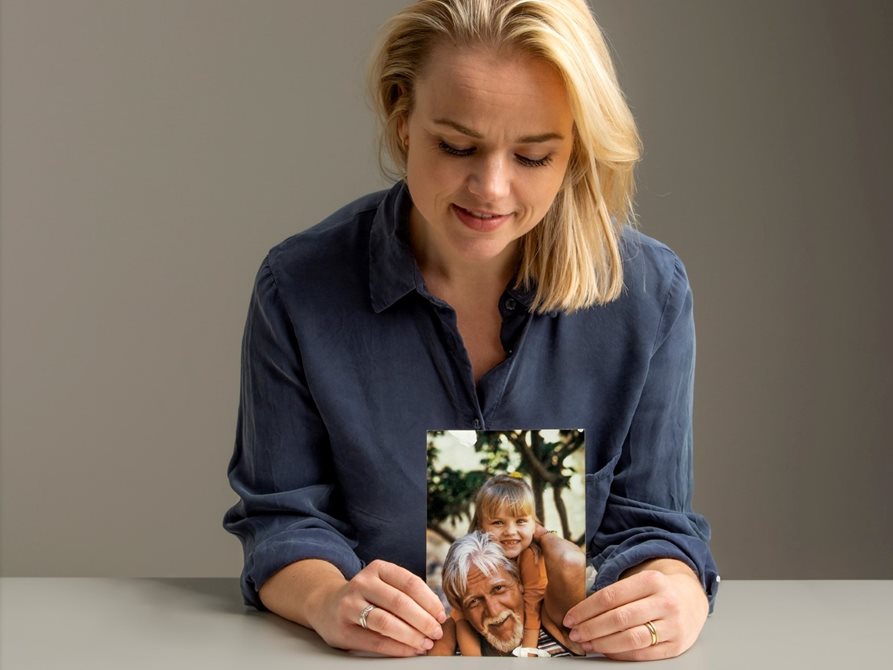Bilde av Tiril heide-Steen som holder bilde av Haraled Heide-Sten og henne som liten jente