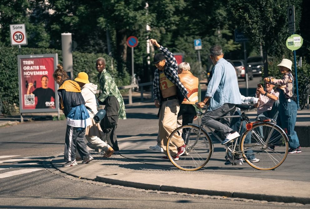 En man danser i gaten mens flere er rundt han.
