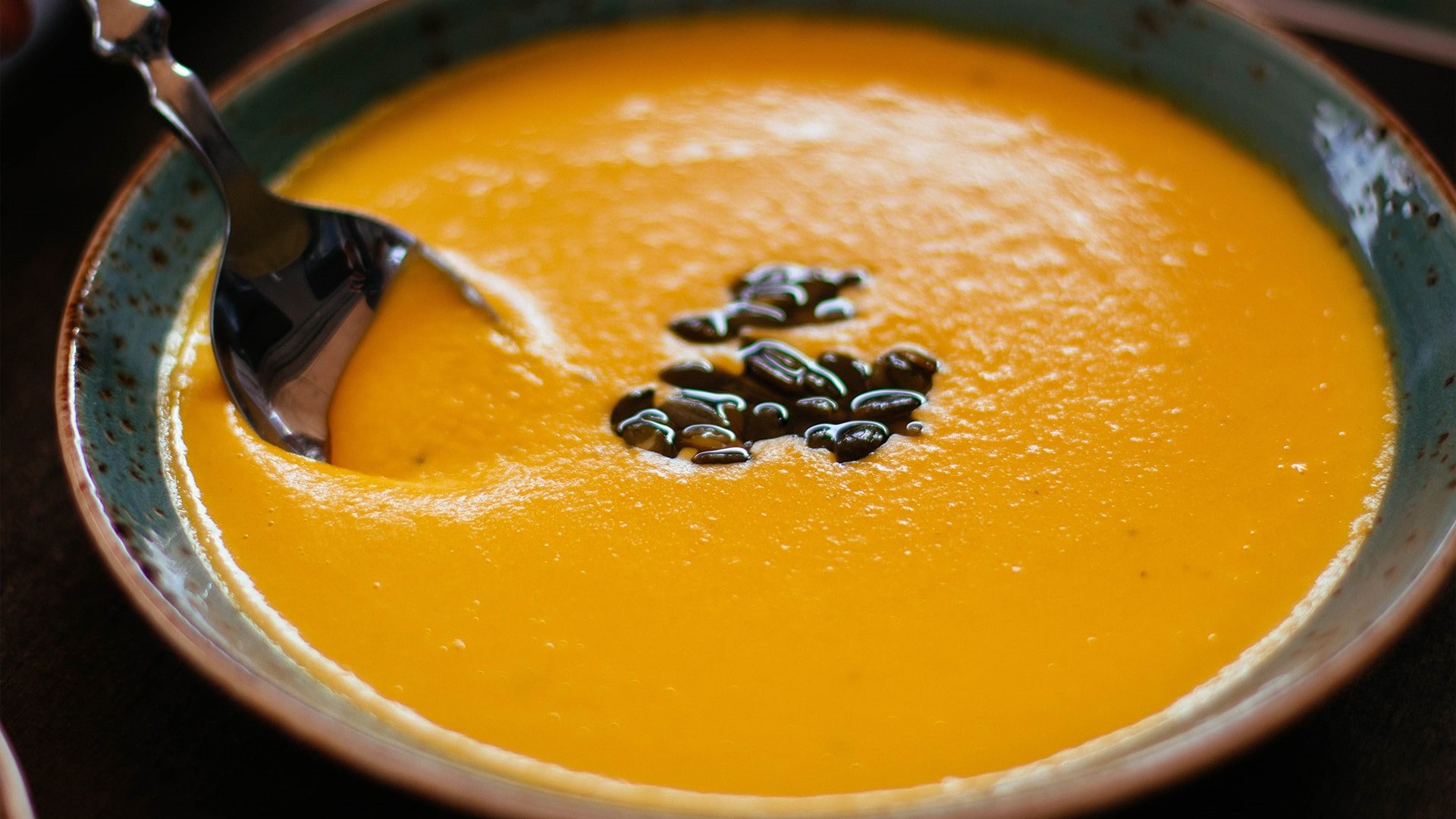 Bilde av suppeskål med gul søtpotetsuppe