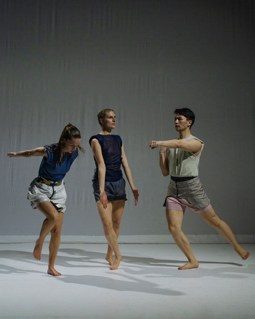 Tre dansere fra forestillingen Brotherly av Tony Tran