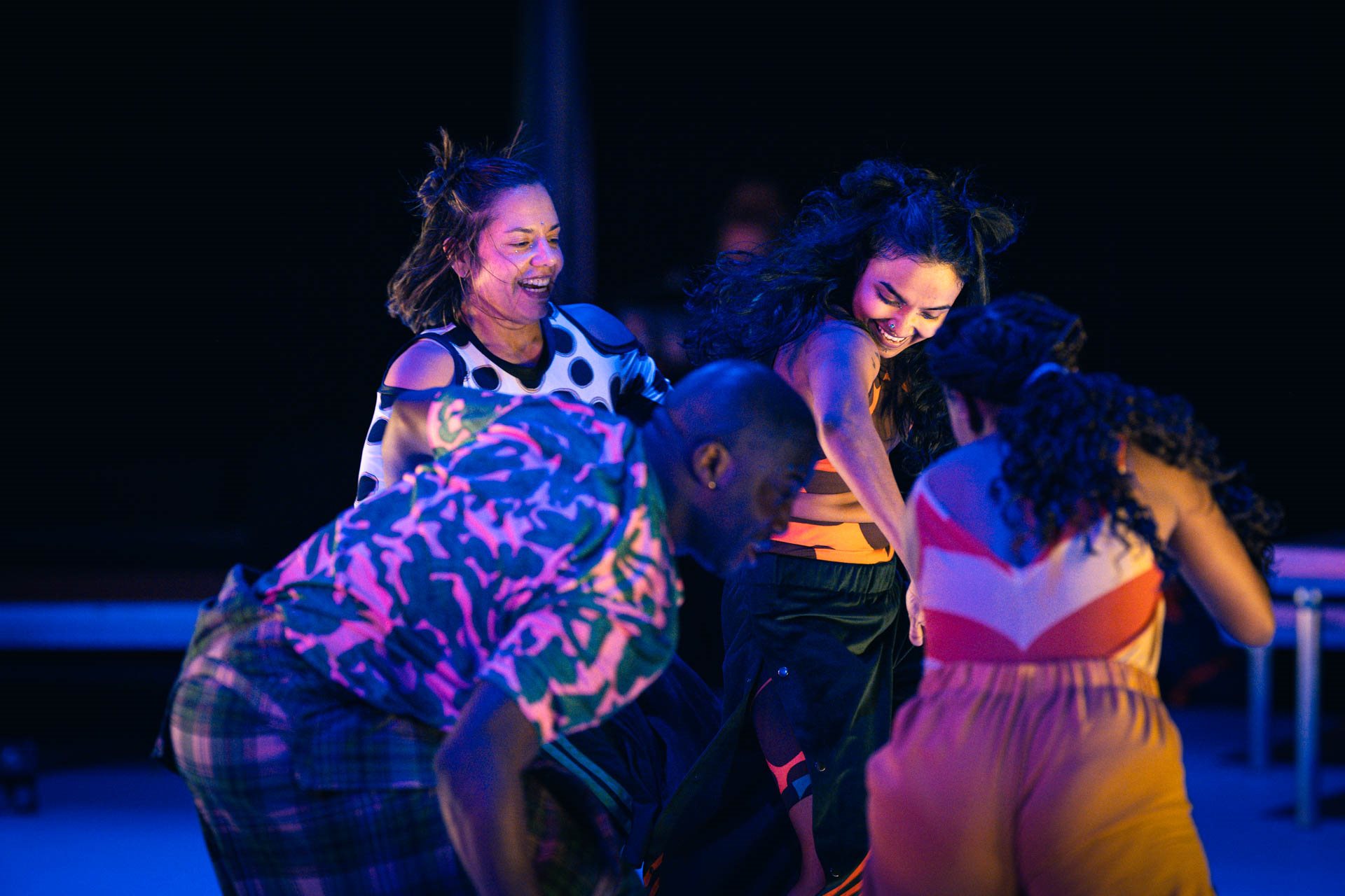 Fire dansere på scenen 